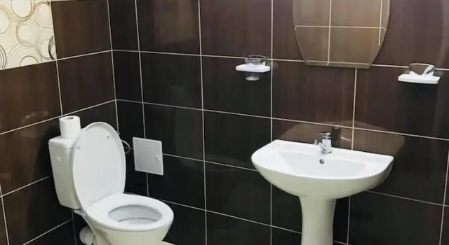 Comfort Kolmen hengen huone parvekkeella puutarhanäkymä Perla Costinesti - Hostel