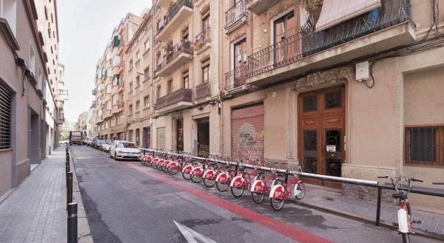 Welcoming 2 Bed With Balcony in Gracia
