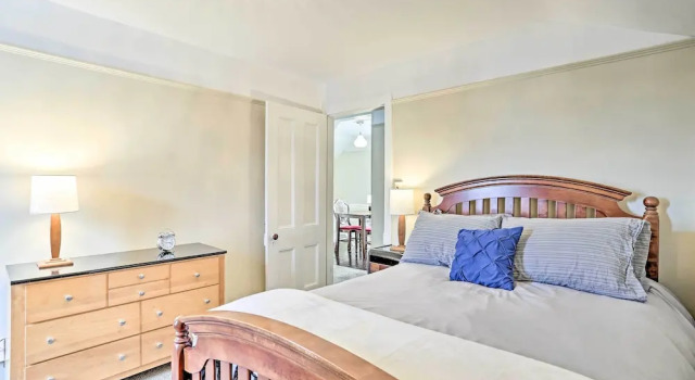 Pet-friendly Apt in 1850's Victorian Mansion!, Buchen Sie Ferienwohnung  