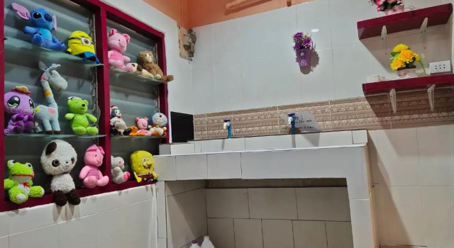 Кровать в общем номере Adchara Mansion
