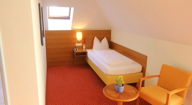 Hotel Villa Eichenau, Varaa Hotelli Hotellit Baijeri pysäköinnillä, Pysäköinti