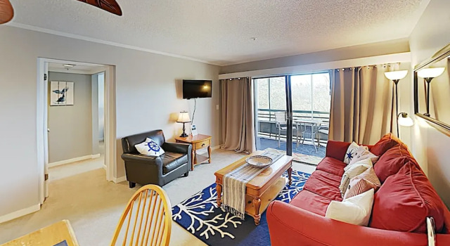 New Listing! Top-floor - Pool, Walk To Beach 2 Bedroom Condo