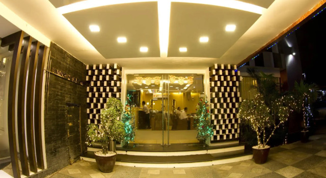 Business Alliance Hotel, Забронировать Отель Отели Янгон с парковкой, рядом с Embassy of the Republic of Singapore, Парковка