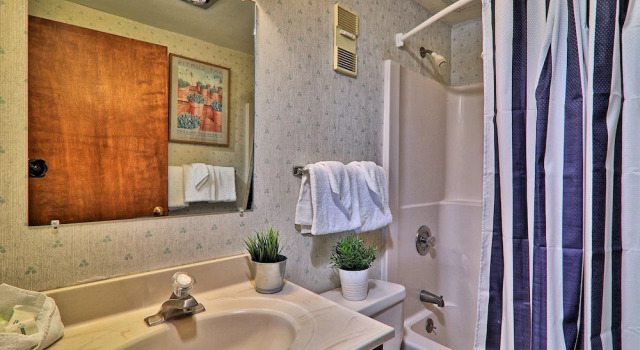 "roomy" Mountain Green 3BR Condo w/ Amenities 3b14, Забронировать Отель Отели Киллингтон с парковкой, рядом с Killington Pico Adventure Center, Парковка