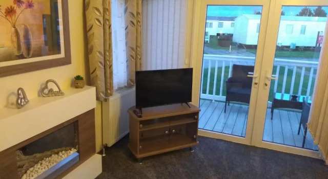 E3 is a 2 Bedroom 6 berth Lodge on Whitehouse Leisure Park in Towyn near Rhyl with Free WiFi, decking and private parking space, Забронировать Гостевой дом Рил Клоид