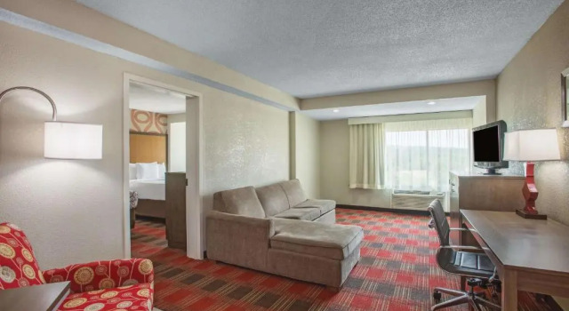 Четырёхместный люкс c 1 комнатой La Quinta Inn & Suites by Wyndham DC Metro Capital Beltway