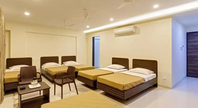 Кровать в общем номере Hotel Galaxy Inn Kolhapur