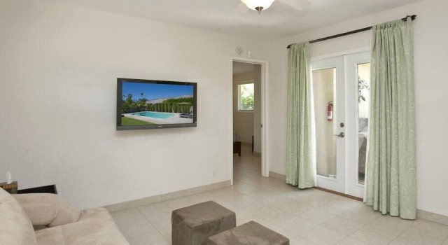 Warm Sands Comfort, Забронировать Дом для отпуска Отели Палм-Спрингса с парковкой, рядом с Palm Springs Mall Shopping Center, Парковка