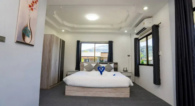3 Bed 3 Bath Villa 400m to the Beach Sleeps 10