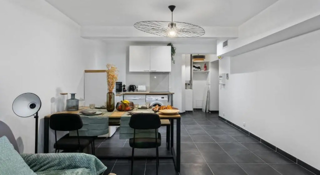 Saint Charles Apartments, Забронировать Апартаменты/квартира Отели Монпелье с бассейном, рядом с Торговая палата Hôtel Saint-Côme, Бассейн