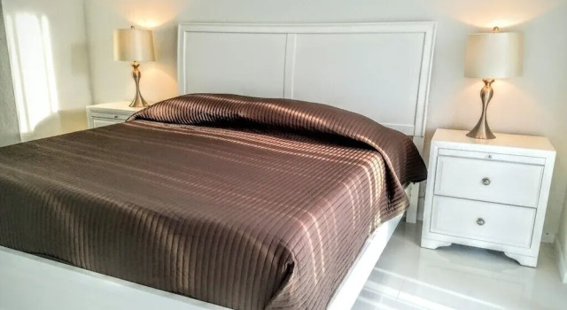 Collins Condo #211431 3 Bedrooms 2 Bathrooms Condo, Varaa Hotelli Hotellit Miami Beach uima-altaalla, Uima-allas
