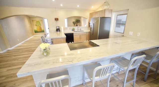 Коттедж с 4 комнатами Maui Meadows Guest House