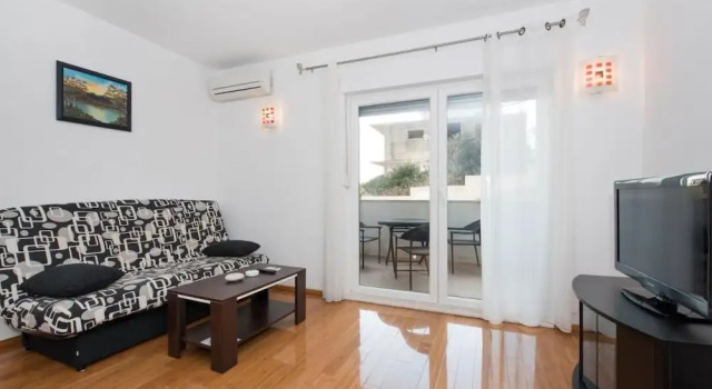 Apartments Maria - No.1, Забронировать Апартаменты/квартира Сегет Доньи Трогир, рядом с Частный Пляж «Сикрет Гарден Барада Бич Апартмент»