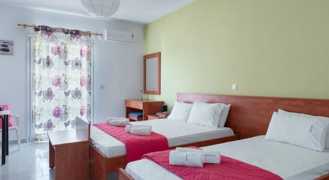 Трёхместная студия с балконом Socrates Apartments