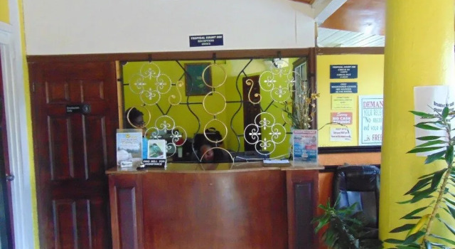 Tropical Court Inn, Prenota Hotel Kingston Giamaica
