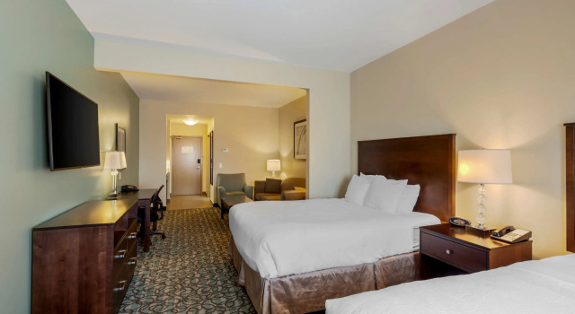 Четырёхместный люкс Best Western Plus Walkerton Hotel & Conference Centre