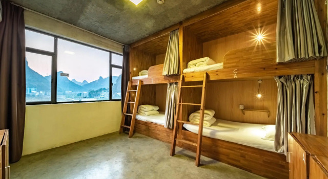 Кровать в общем номере Yangshuo Sudder Street Guesthouse