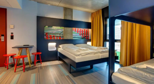 Кровать в общем номере MEININGER Hotel Berlin East Side Gallery