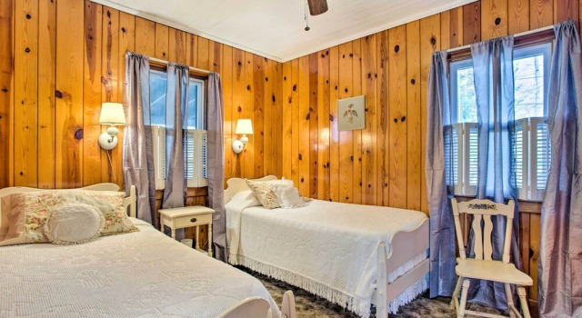 Коттедж Dog-friendly Hendersonville Cabin: Deck & Views