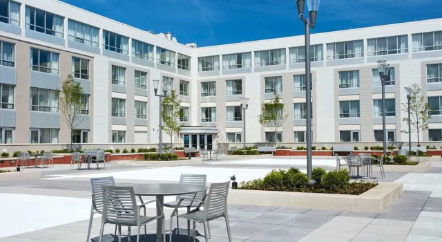 Courtyard Erie Bayfront, Забронировать Отель Отели Эри с завтраком, рядом с University of Pittsburgh Medical Center, Завтраки