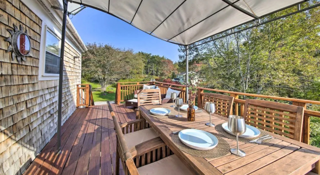 Boothbay Apt w/ Furnished Deck ~ 1 Mi to Bay, Забронировать Апартаменты/квартира Отели Мэна с парковкой, Парковка