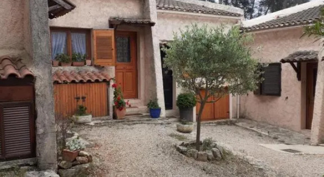 Maison au calme dans pinède, plages à 12min à pied, Забронировать Вилла Коттеджи Санари-сюр-Мер, рядом с Пляж Горгетт, Коттедж