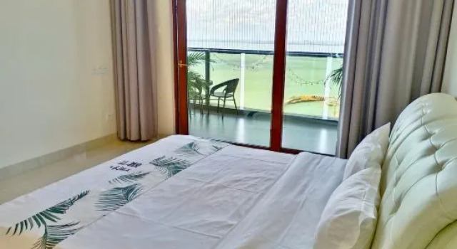 Люкс с балконом и с видом на море Beihai yezi seaview garden balcony apartment