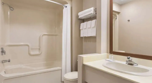 Четырёхместный номер Business Travelodge by Wyndham Simcoe