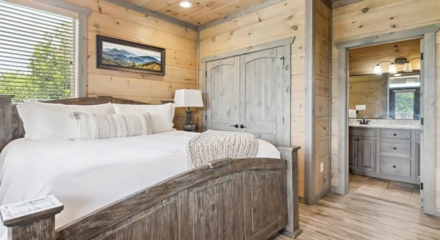 Gorgeous Cabin w Hot Tub Firepit Gameroom