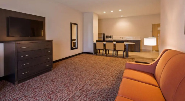 Полулюкс B/W Plus Elizabethtown Inn & Suites