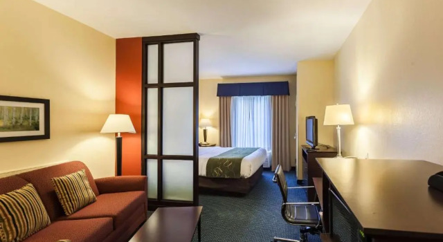 Люкс Comfort Suites East Lincoln - Mall Area