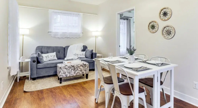 Коттедж Walkable Location: Quaint Cottage in Forest Grove!