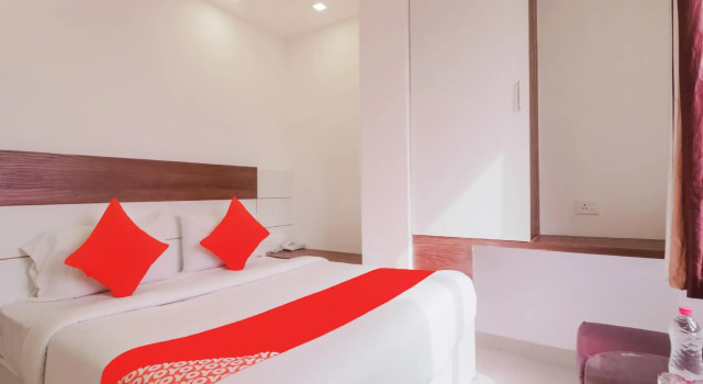 OYO DTT013 Hotel Sky wood, Забронировать Отель Отели Нью-Дели с парковкой, Парковка