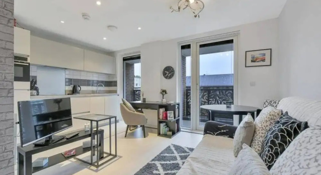 Modern 1 Bedroom Apartment With Balcony, Varaa Huoneisto Asunnot kohteessa Merseyside, Huoneisto