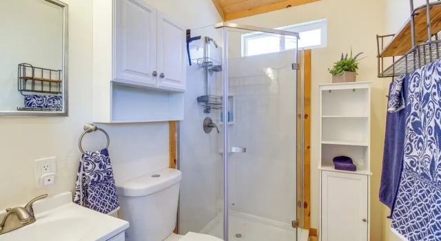 Коттедж 2 Mi to Rainbow Lake: Lovely Lakeside Tiny Home