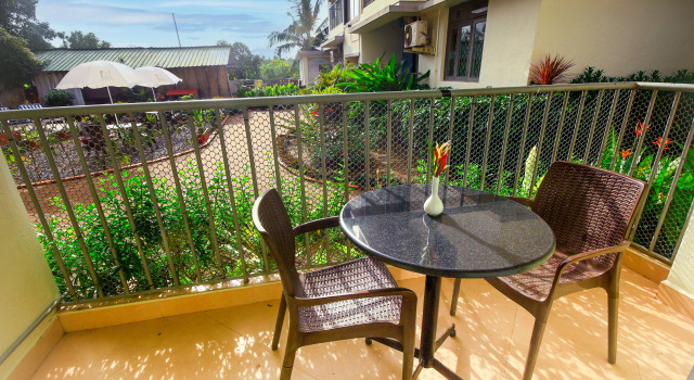 Люкс с балконом и с видом на бассейн Aastha Escape Resort near Calangute Beach
