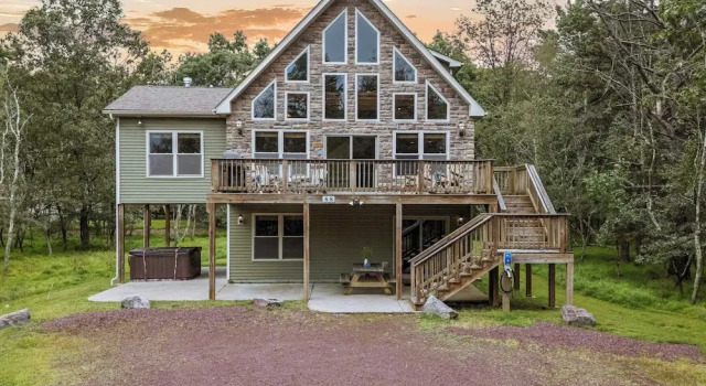 Sleeps 18 Lake Access, Game Room, Close to Skiing Otter Banks by Avantstay, Buchen Sie Ferienhaus Albrightsville 