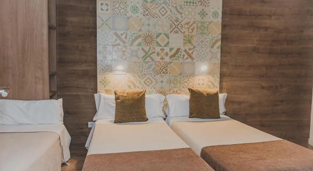 Трёхместный номер Hostal Marenostrum