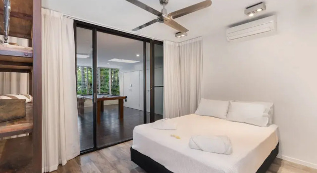 Luxury Pool Side Apartment in Beachfront Resort, Забронировать Апартаменты/квартира Апартаменты Кэрнс, рядом с Главный офис центра изучения дикой природы ZOO To You, Апартаменты/квартира