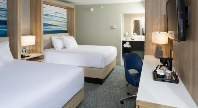 Четырёхместный номер Standard с балконом Crowne Plaza Melbourne-Oceanfront by IHG