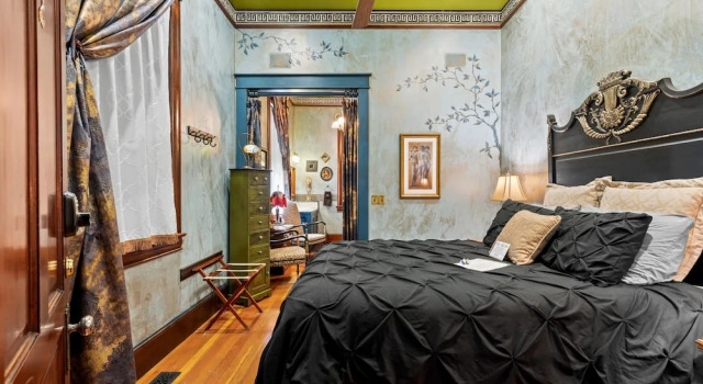 Полулюкс The Peerless Hotel