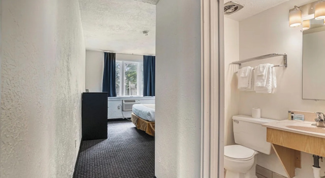 Шестиместный номер Standard с 2 комнатами Travelodge by Wyndham Traverse City MI