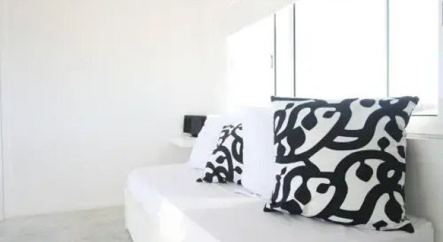 Ménage à Trois, Prenota Hotel Punta del Diablo Rocha