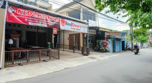 RedDoorz Syariah near Stasiun Gubeng 2, Book Hotel Cheap Hotels in Gubeng