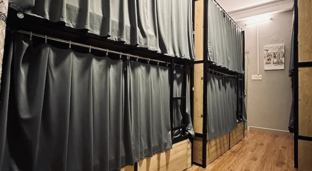 Кровать в общем номере с балконом Alleyway Hostel