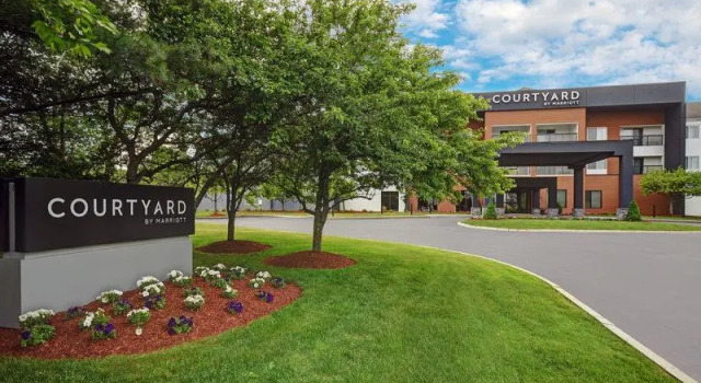 Кровать в общем номере Courtyard by Marriott Raynham