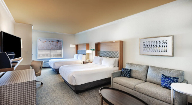 Четырёхместный номер Premium Holiday Inn & Suites McKinney - N Allen by IHG