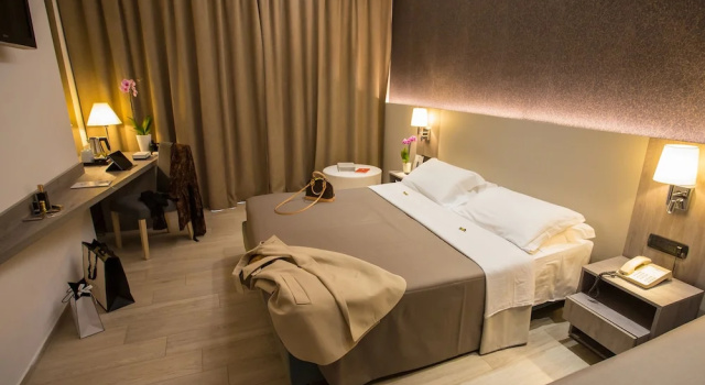 Четырёхместный номер Standard с балконом и с видом на море Hermitage Hotel