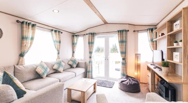 Squirrel Lodge with Hot Tub, Book Hotel Barmby Moor Merseyside