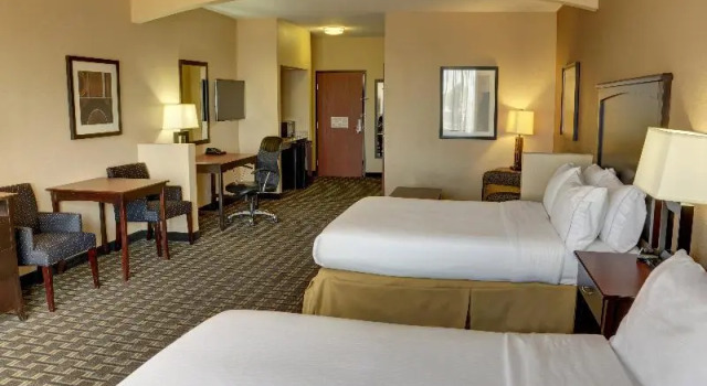Четырёхместный люкс Holiday Inn Express Hotel & Suites Huntsville by IHG